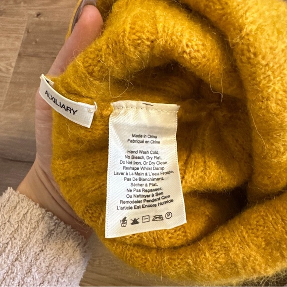 Aritzia Auxiliary Mustard Yellow Knit Beanie Faux Fur Pom Pom Wool Alpaca Blend - Picture 5 of 5